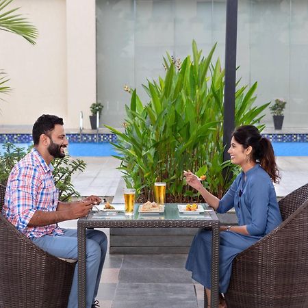 Courtyard By Marriott Kochi Airport Hotel Nedumbassery Exterior foto The Poolside Lounge