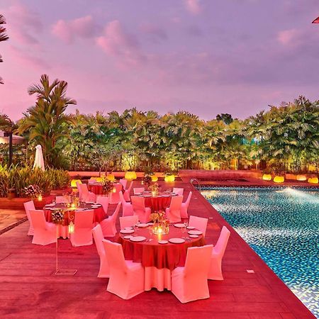 Courtyard By Marriott Kochi Airport Hotel Nedumbassery Exterior foto Poolside at The Park, New Delhi