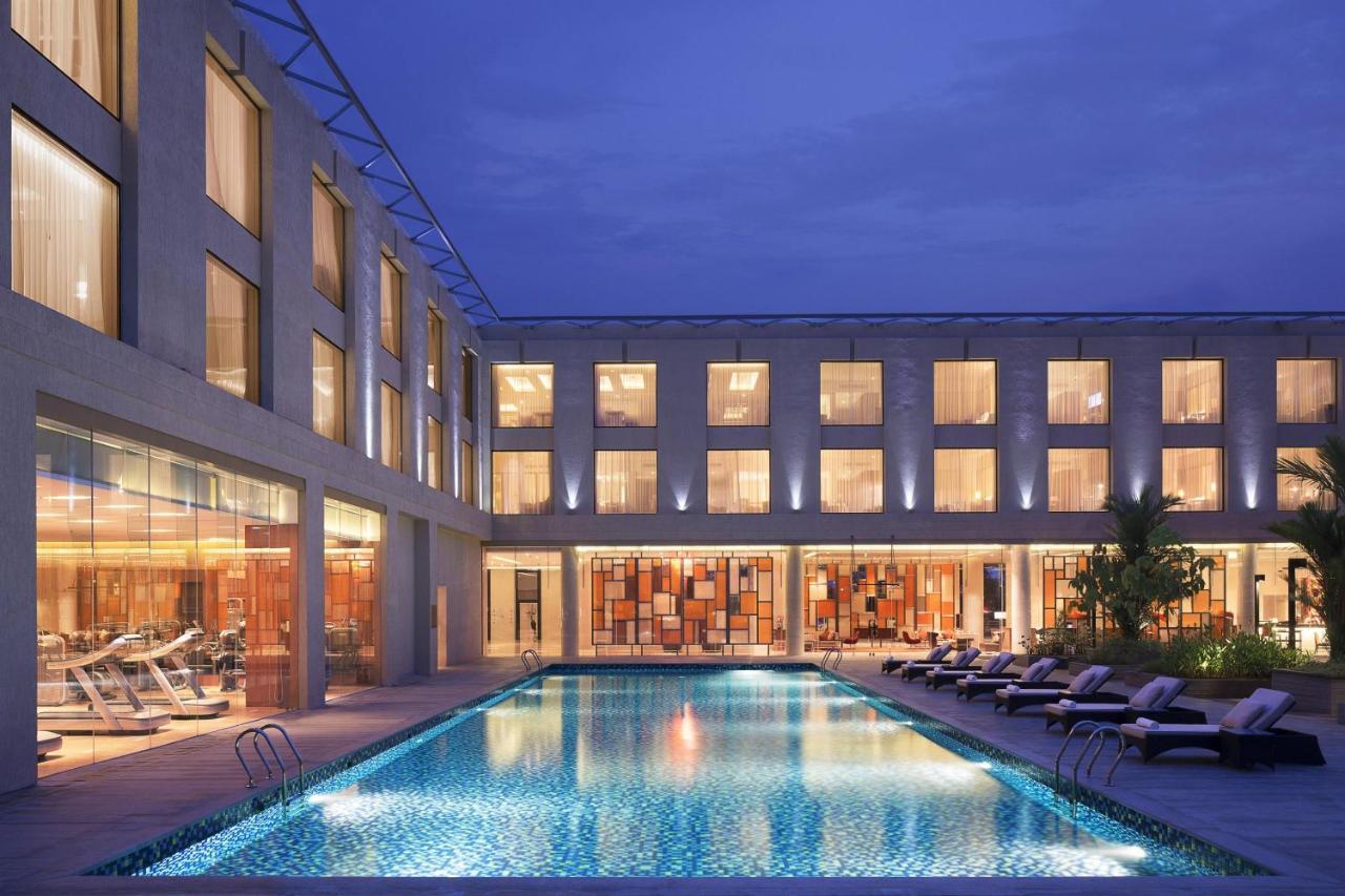 Courtyard By Marriott Kochi Airport Hotel Nedumbassery Exterior foto The hotel's pool