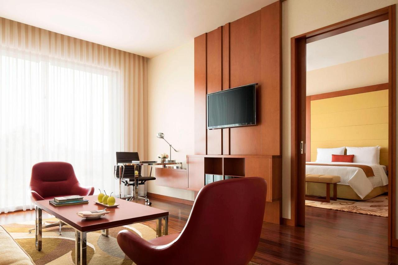 Courtyard By Marriott Kochi Airport Hotel Nedumbassery Exterior foto Suite