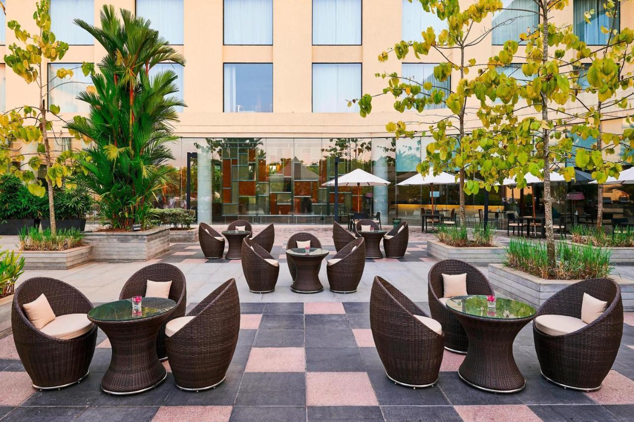 Courtyard By Marriott Kochi Airport Hotel Nedumbassery Exterior foto The hotel's courtyard