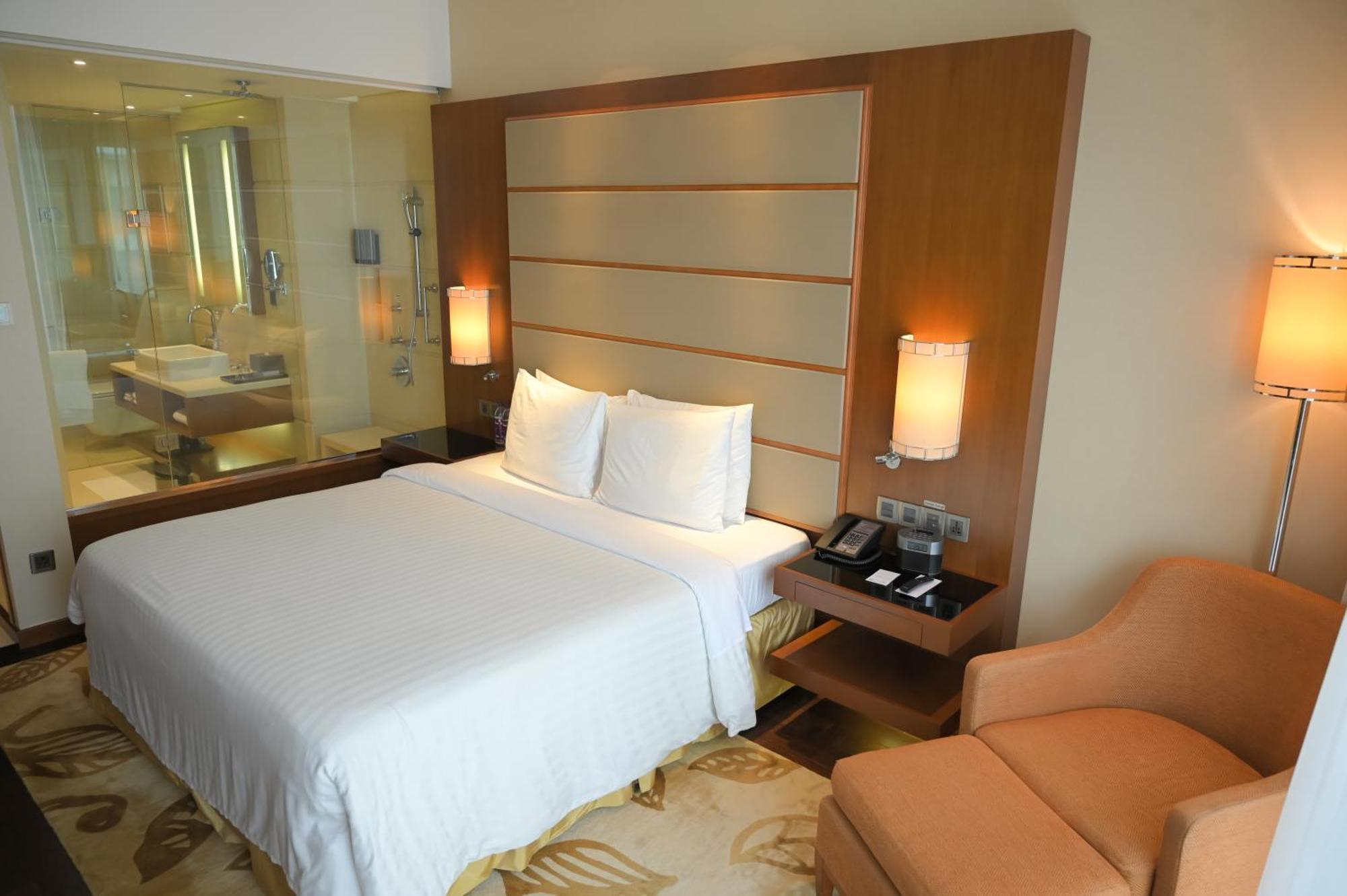 Courtyard By Marriott Kochi Airport Hotel Nedumbassery Exterior foto A room at the hotel
