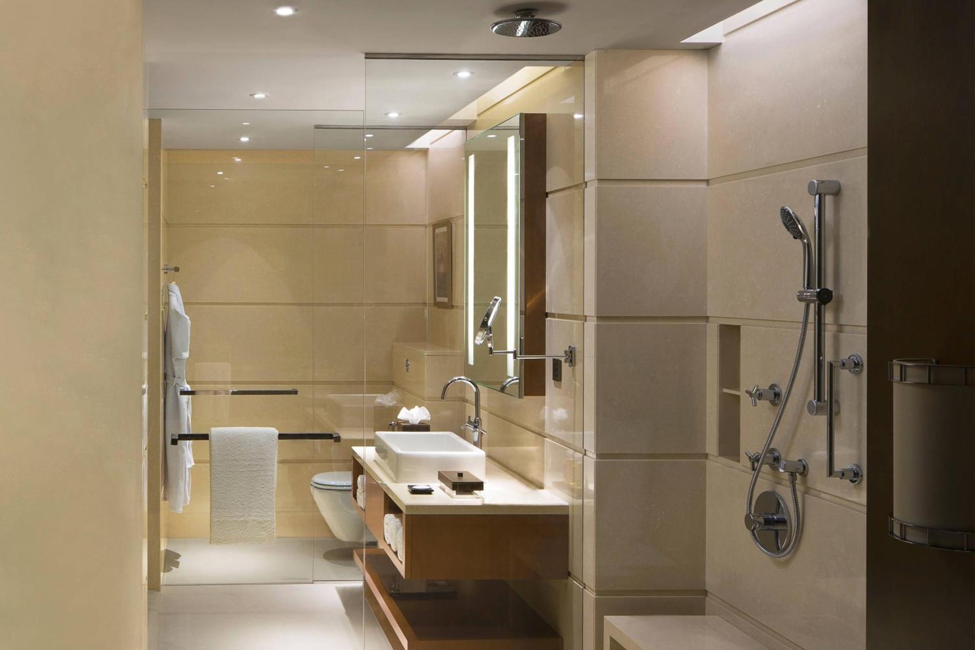 Courtyard By Marriott Kochi Airport Hotel Nedumbassery Exterior foto Bathroom