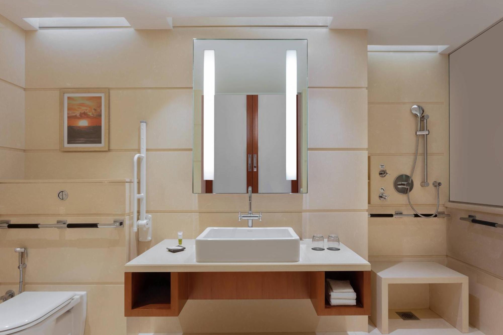Courtyard By Marriott Kochi Airport Hotel Nedumbassery Exterior foto Bathroom