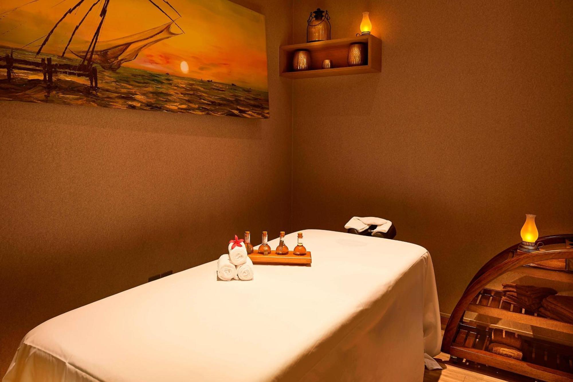 Courtyard By Marriott Kochi Airport Hotel Nedumbassery Exterior foto A massage bed