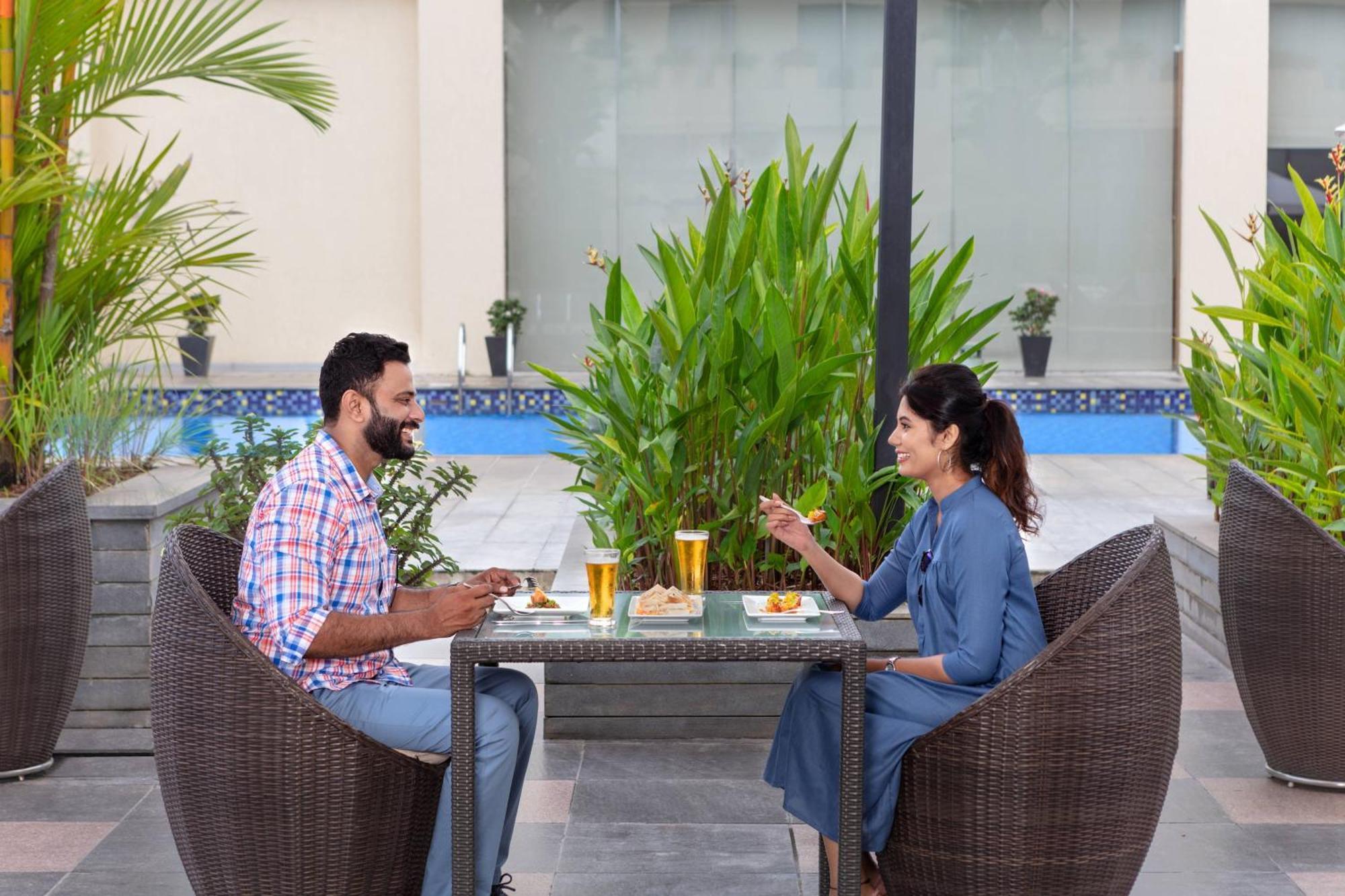 Courtyard By Marriott Kochi Airport Hotel Nedumbassery Exterior foto The Poolside Lounge