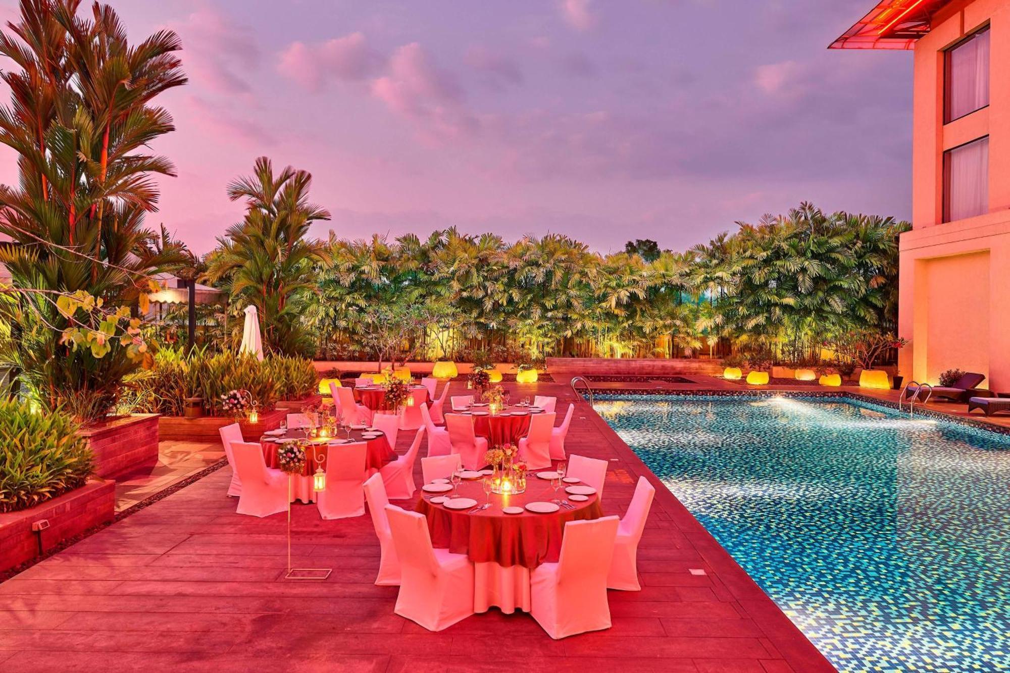 Courtyard By Marriott Kochi Airport Hotel Nedumbassery Exterior foto Poolside at The Park, New Delhi