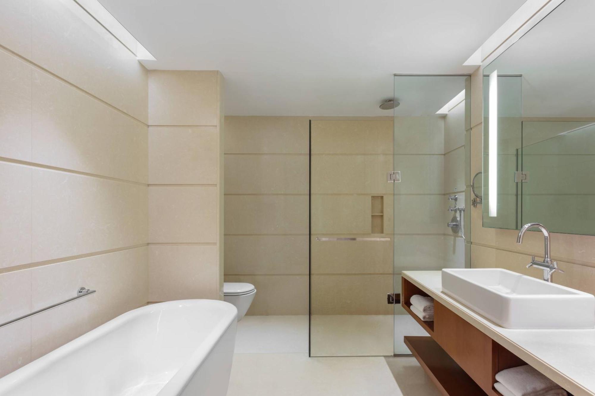 Courtyard By Marriott Kochi Airport Hotel Nedumbassery Exterior foto A modern bathroom