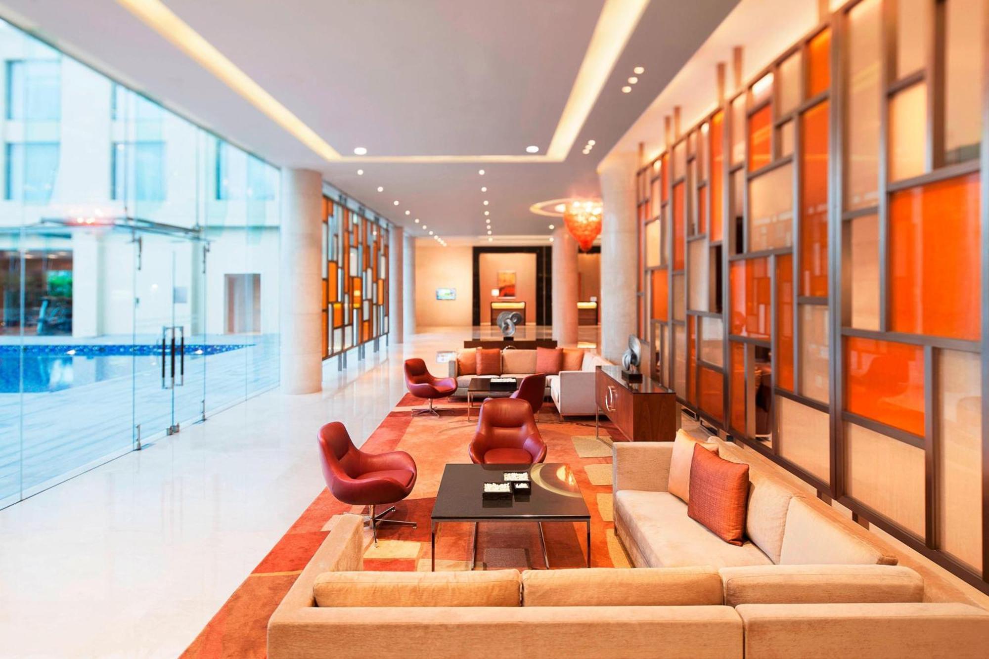 Courtyard By Marriott Kochi Airport Hotel Nedumbassery Exterior foto Lobby