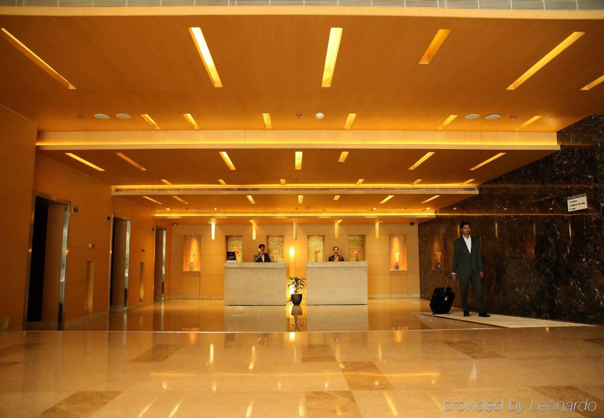 Courtyard By Marriott Kochi Airport Hotel Nedumbassery Exterior foto The lobby of the hotel