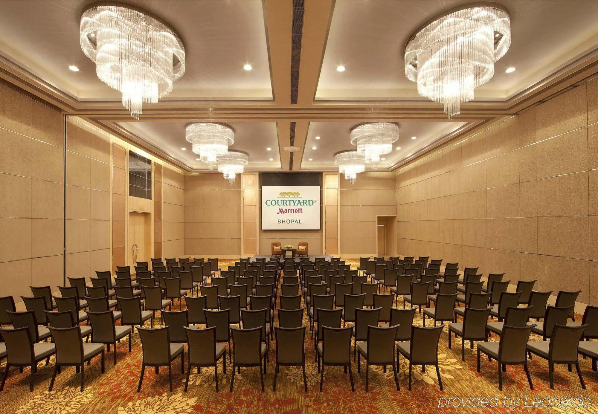 Courtyard By Marriott Kochi Airport Hotel Nedumbassery Exterior foto A typical meeting room