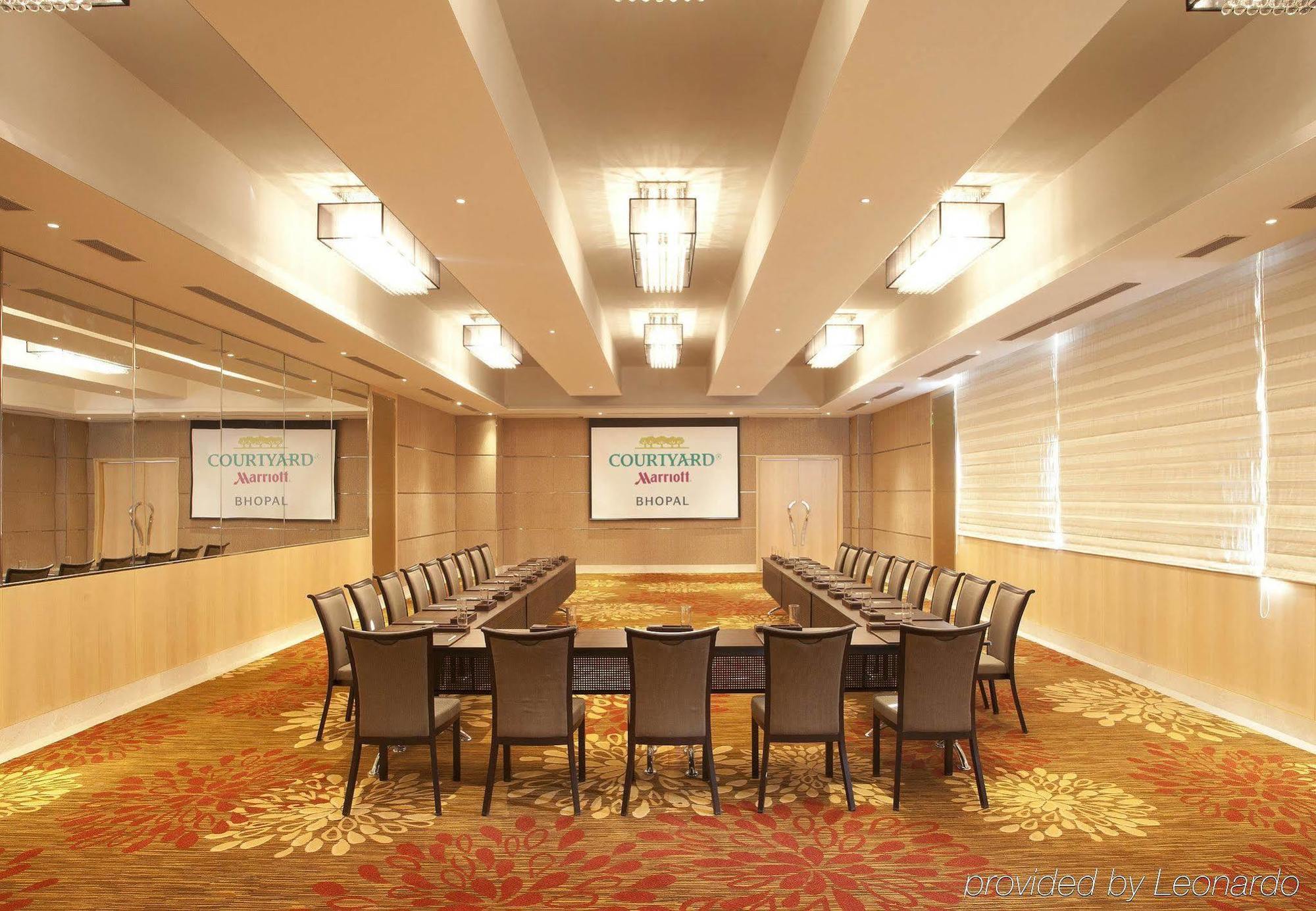 Courtyard By Marriott Kochi Airport Hotel Nedumbassery Exterior foto Meeting room