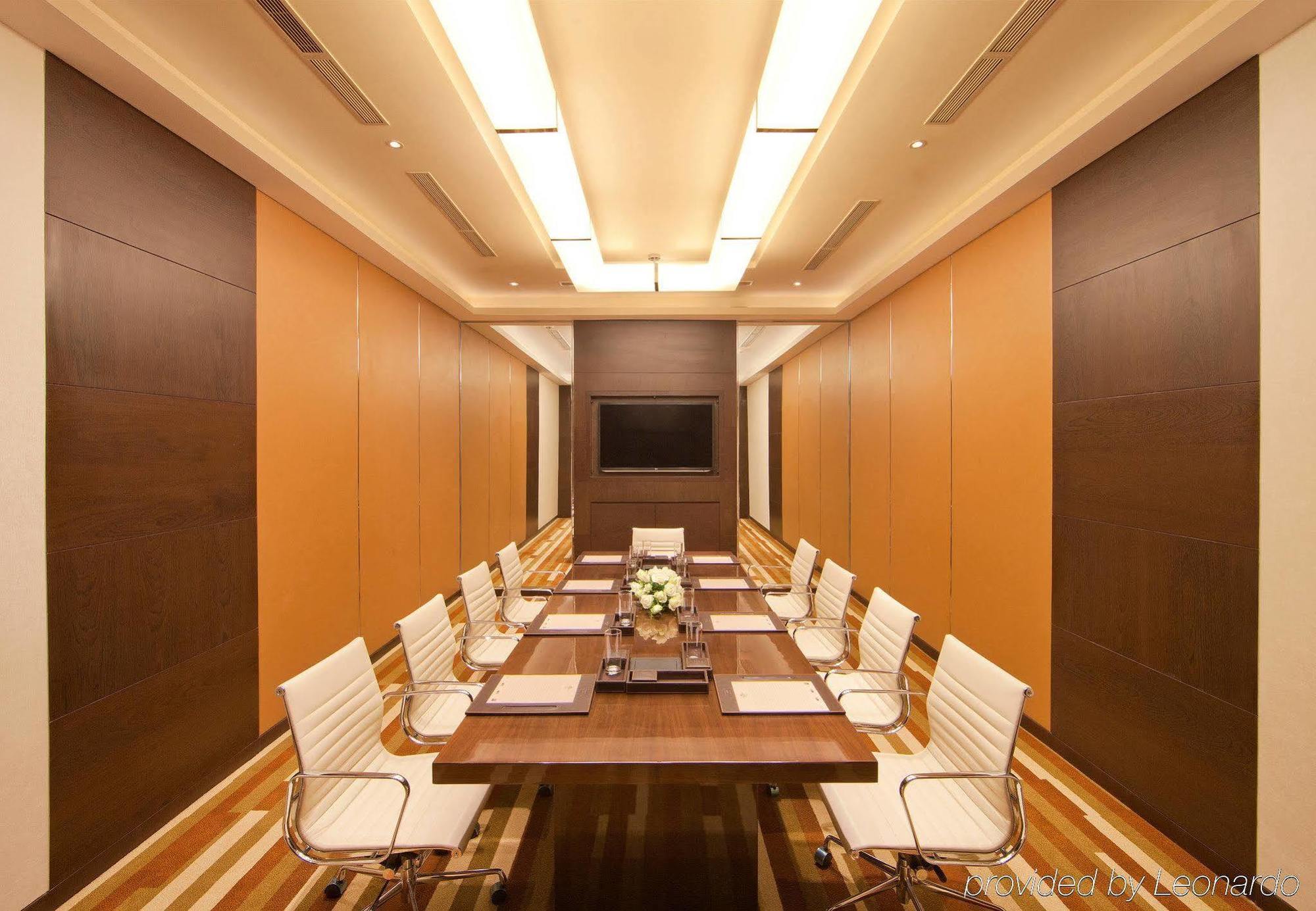 Courtyard By Marriott Kochi Airport Hotel Nedumbassery Exterior foto Boardroom