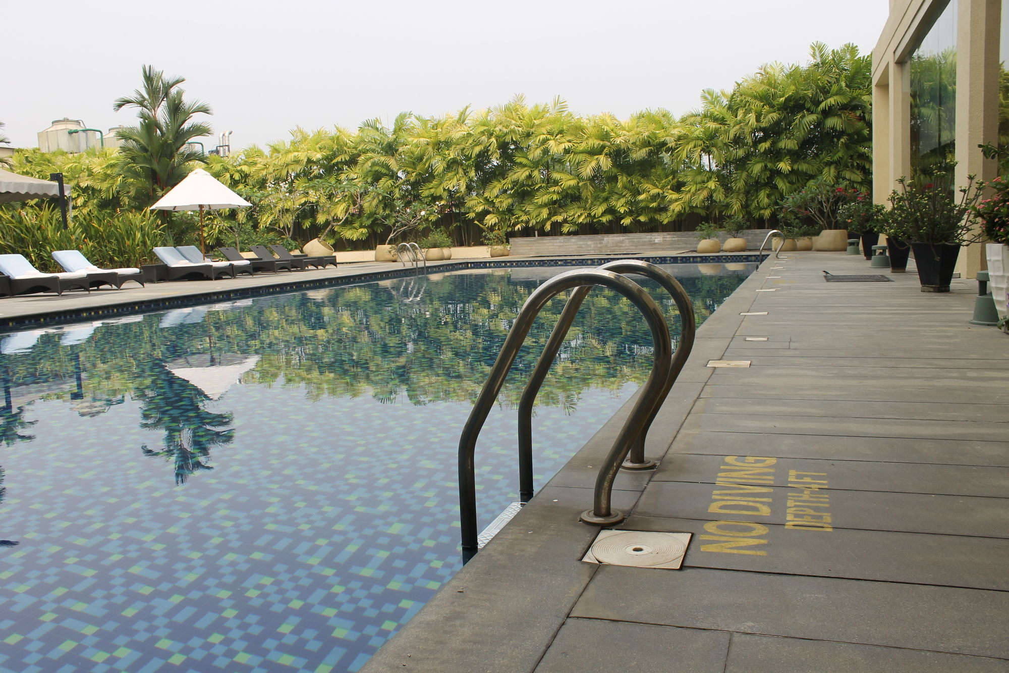 Courtyard By Marriott Kochi Airport Hotel Nedumbassery Exterior foto The pool at the hotel