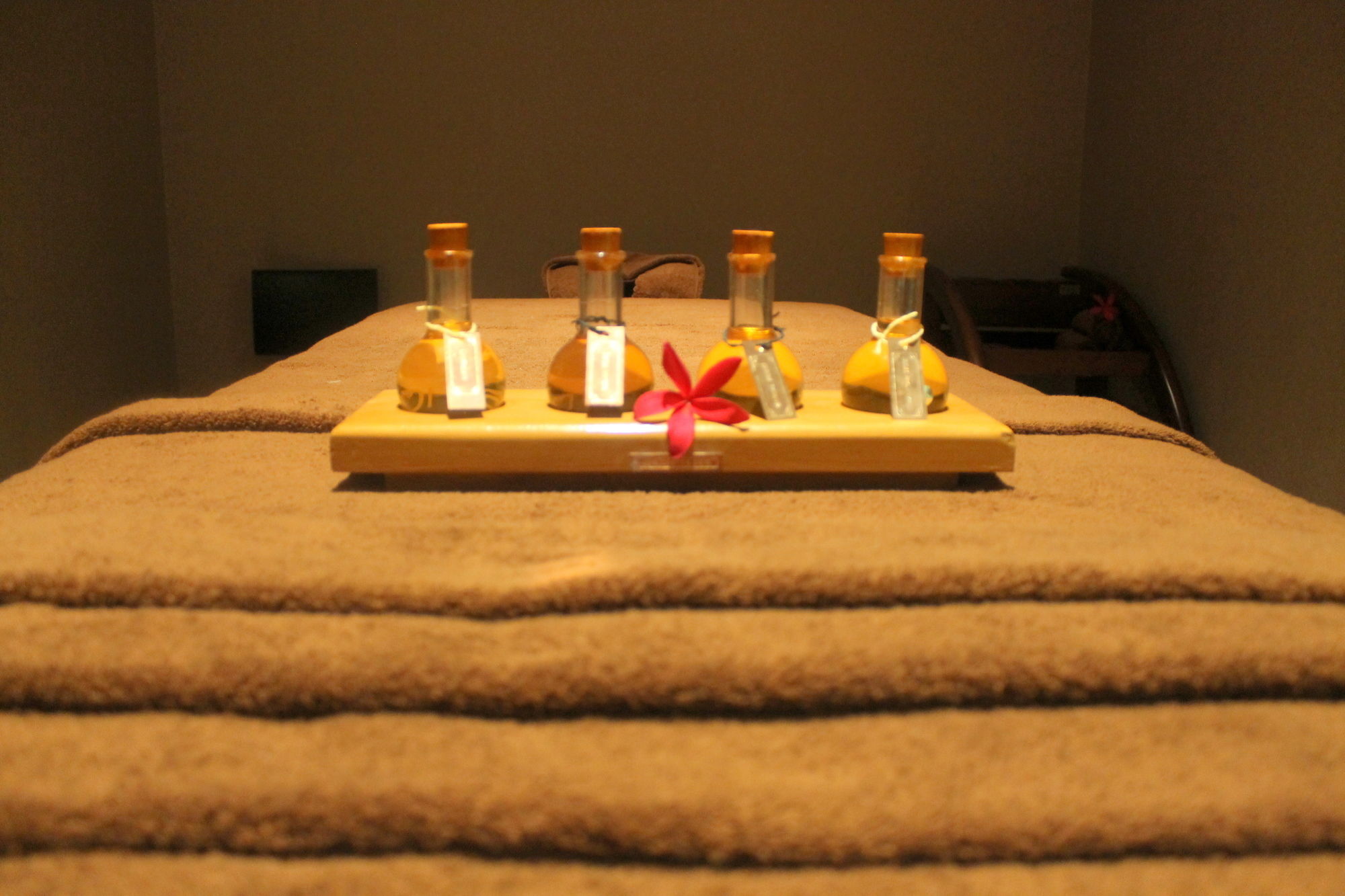 Courtyard By Marriott Kochi Airport Hotel Nedumbassery Exterior foto A massage bed at a spa