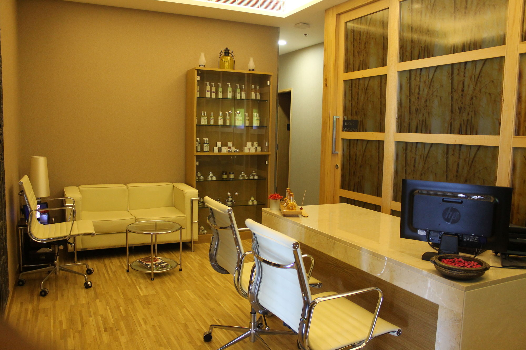 Courtyard By Marriott Kochi Airport Hotel Nedumbassery Exterior foto A doctor's office in Taiwan