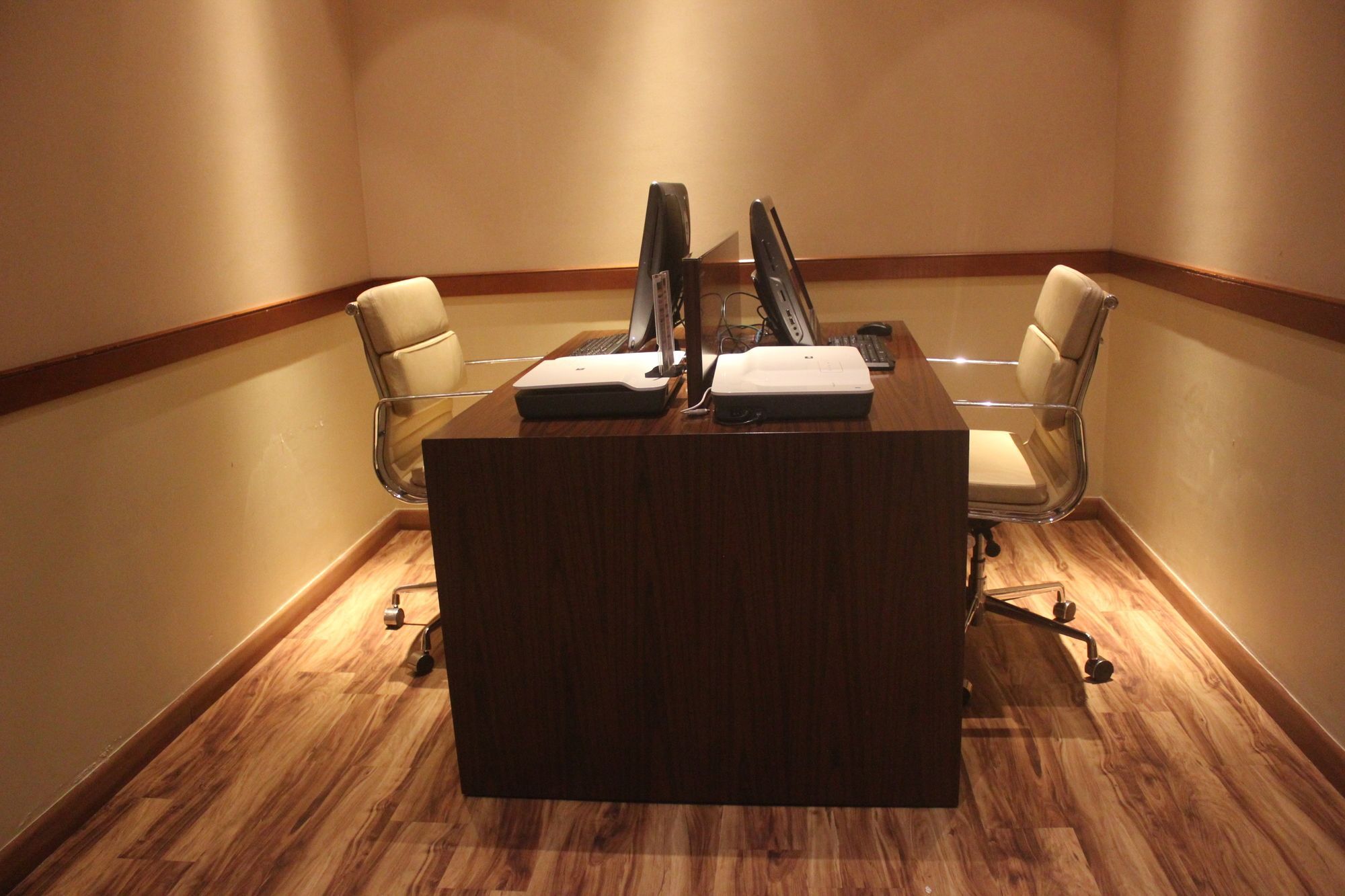 Courtyard By Marriott Kochi Airport Hotel Nedumbassery Exterior foto The Business Center
